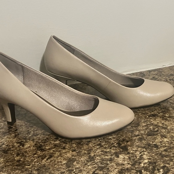 Life Stride Parisian Cream Kiddy Elegant Women's Pumps size 7.5 - Picture 3 of 7
